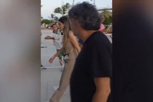 他是真的爱！路人拍到阿圭罗带着女友现场观看梅西生日赛🫠
