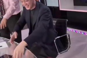 这是标配吗？你永远猜不到杨鸣在解说时下半身穿什么😂