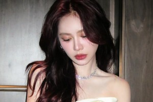 娜姐也是好身材！美娜一身白色礼服装：今天不是53是35了🌹