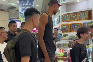 2米2的大男孩！文班亚马中国行在商场买玩具🤣🤣🤣