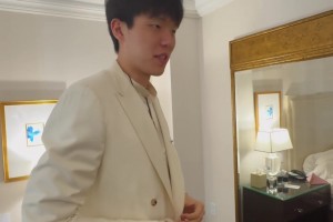 帅气逼人！杨瀚森一身白色帅气正装 自信上车前往选秀现场