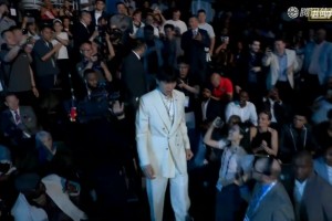 炸裂！杨瀚森第16顺位被开拓者选中时腾讯演播室瞬间都炸了😲