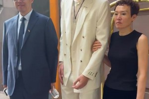 堪比高考查分！杨瀚森父母也来到了纽约为儿子助阵！