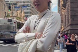 炎炎夏日一身正装！站在纽约街头啥感觉？杨瀚森：太热了！🤣