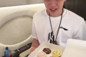 开拓者工作人员将生日蛋糕递给杨瀚森，小杨顿时有点懵圈了