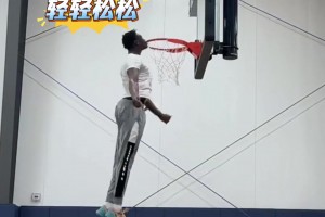 捡到宝了？湖人新秀阿杜弹跳炸裂 轻松亲吻篮筐