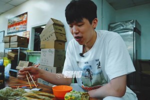 杨瀚森在美国品尝韭菜盒子：和我琦哥也是梦幻联动了😂