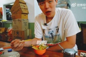 杨瀚森狂炫煎饼时突然想起周琦：🤣我跟我琦哥也是梦幻联动了！