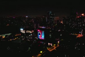 上海李宁中心外立面昨晚投放巨幅海报，庆祝杨瀚森进入NBA