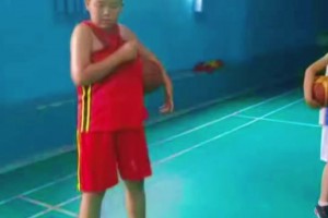 杨瀚森老照片被翻出 小时候就是个小胖子😂