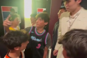 收获一批小迷弟！外国小球迷争相和16号秀杨瀚森合影留念😍