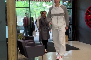 很幸福！杨瀚森抵达开拓者主队 爸爸妈妈陪儿子来球队报道