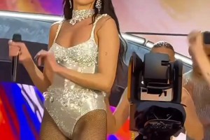 啪姐安菲尔德演唱“one kiss”，都快成红军副队歌了😁