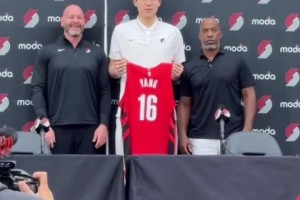 首轮第16顺位被选中！杨瀚森在发布会展示16号球衣！