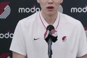 面对记者发问用中文说出：你好，杨瀚森的眼睛瞬间睁大😅