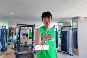 杨瀚森在健身房开始了体能训练！翻译因不知道王以太连忙道歉🤣