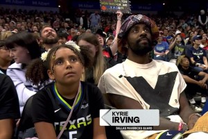 好久不见！欧文带女儿观战WNBA，这简直一个模子刻出来的😆