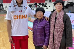 给老朱家长脸了！混血球员朱正身披国家队队服拥抱奶奶和表姑👍