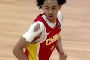 中国的美式后卫！U19混血球员朱正里突外投一度率队追到3分😍