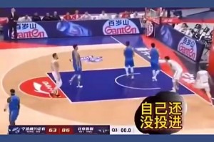 确实爱篮球！蔡徐坤前两年打全场视频，还是有点技术和意识的