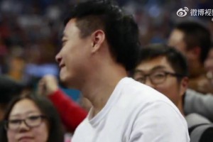 这是谁的青春回忆？2013年NBA中国赛科比为球迷签名