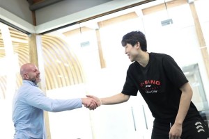 🙌梦开始了！开拓者官宣签约杨瀚森✍🏽克罗宁和小杨握手🤝