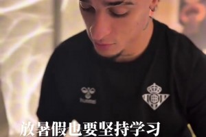巴洛特利当模特啊！？这转型转的有点夸张，没球踢了嘛🫠