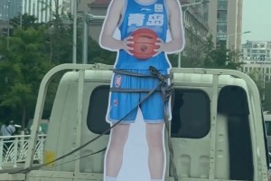 震惊！网友发现杨瀚森在青岛街头被绑架了🤣🤣🤣