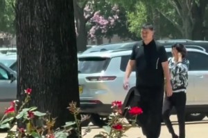 姚明一家抵达休斯顿，依然霸气侧漏👍