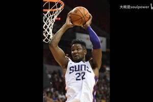 “GOAT也有暖男一面～詹姆斯在海边小心翼翼的牵着萨瓦纳”