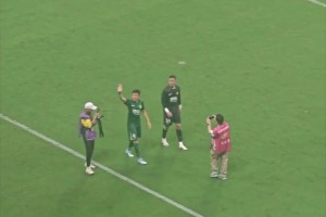 深陷转会传闻，实拍：李磊赛后疑似向国安球迷挥手道别