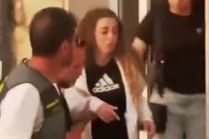 悲痛欲绝😭！若塔妻子被人扶着离开，母亲泣不成声