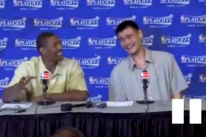 传世经典！阿泰到底说了什么让姚明笑出史诗级表情包🤣