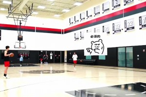 😁自信！独自加练的杨瀚森让教练猜猜自己能否命中这记超远三分