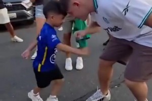 遭帕尔梅拉斯球迷“挑衅”，一位切尔西小球迷与前者顶牛😂