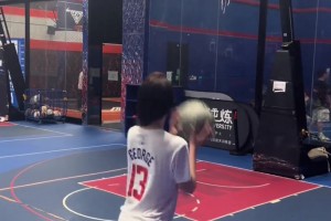 知道乔治打球丝滑，但没想到乔治的女粉球迷打球也丝滑😍😍