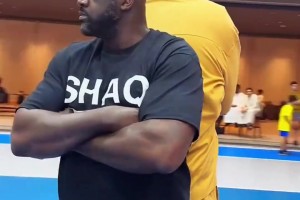 惨遭站着隔扣！奥尼尔在他面前变成小鱼苗了😂