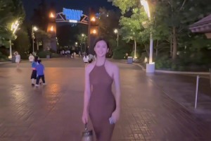 走娱乐圈吧！卓识身穿红色连衣裙，这曲线完美！