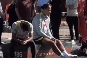 难过💔！萨拉赫、范迪克在安菲尔德球场外缅怀若塔，神情落寞
