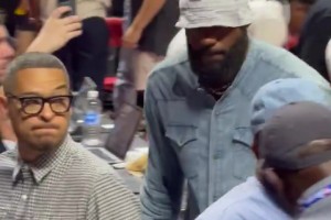 不看杨瀚森比赛了！詹姆斯未等湖人比赛结束，已经提前离开球馆了