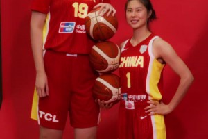 中国女篮拍摄定妆照 张子宇真是个大宝贝啊😆
