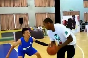 尴尬！😅甜瓜中国行指导小朋友急停跳投 演示时连续打三铁