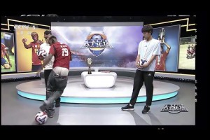 全中国观众都看到了！亚马尔《天下足球》节目中裤子脱落😅