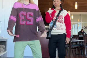 还是状元好看！WNBA佩奇和布克斯面对镜头翩翩起舞