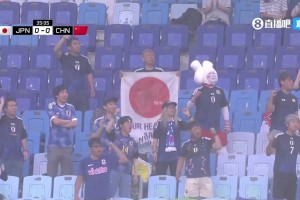 日本球迷为女足高声呐喊助威，这个白色头套是什么角色啊😅