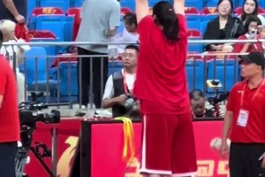 抓球抵着篮板拉伸！张子宇这热身在女篮也是独一份了😂