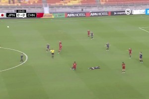 动作有点大，汪琳琳一个飞铲放倒了日本女足吉田莉胡🫠