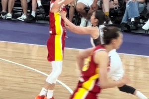 杨力维遭“袭胸”！韩国队员立马上前道歉🙈
