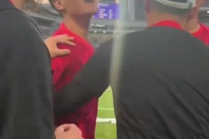 赛前被天津球迷问候家人后，韦世豪回应：你下来，下来！