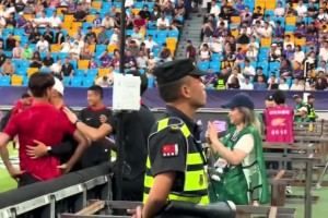 赛前天津球迷看台怒喷，韦世豪回应：你下来，下来！
